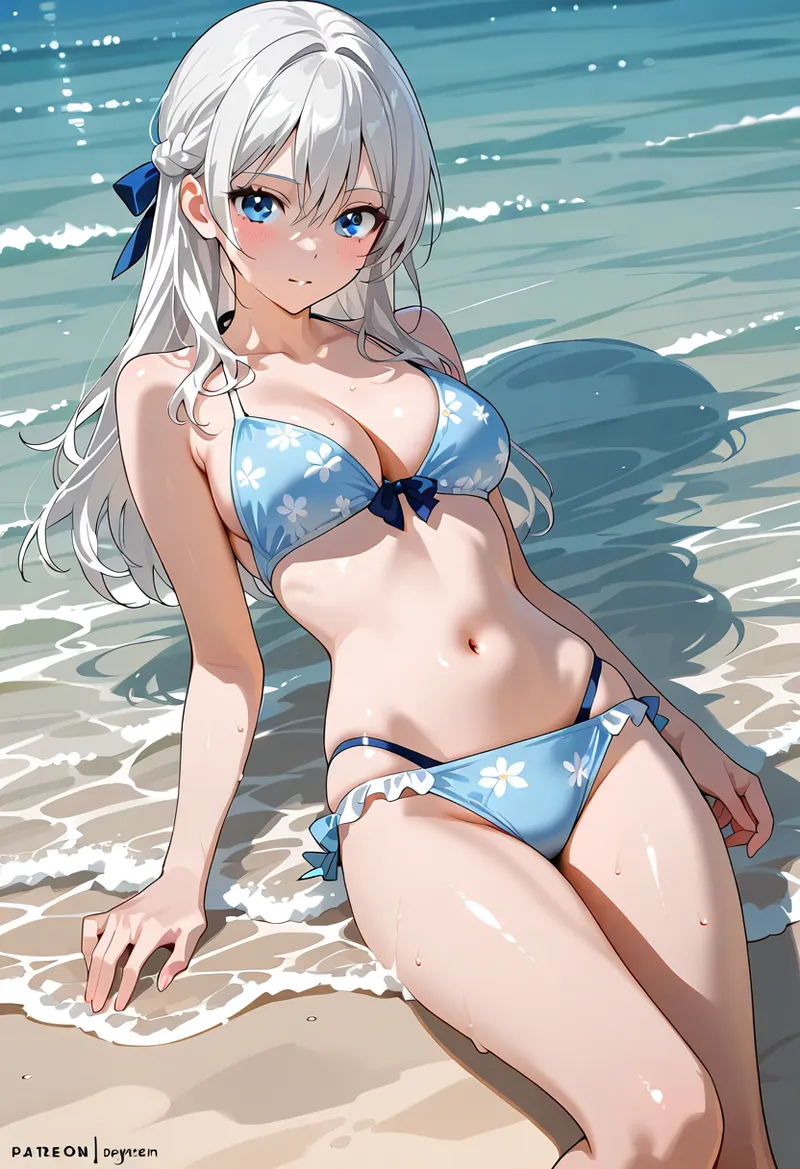 白くサラサラした髪をリボンで結った美少女が、青い花柄のビキニを身に着けて砂浜に佇んでいます。紺色のリボンがアクセントの爽やかな水着姿で、波打ち際の浅瀬で優雅なポーズを見せる、涼しげで心地よい夏の情景です。