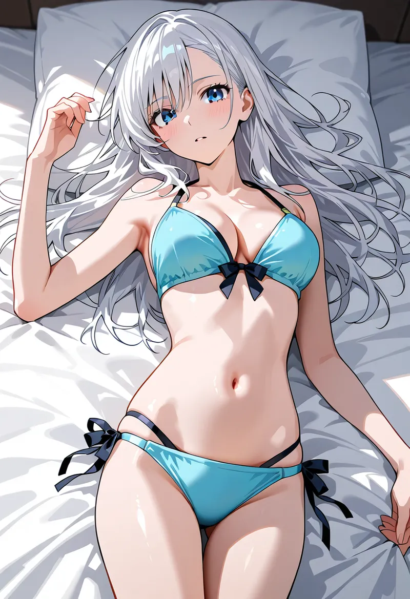 白いシーツのベッドの上で、青いリボン付きインナーを身に着けた銀髪の美少女が、優雅な表情でこちらを見つめるアニメ調イラストです。サラサラとした長い髪と青い瞳が印象的な一枚。