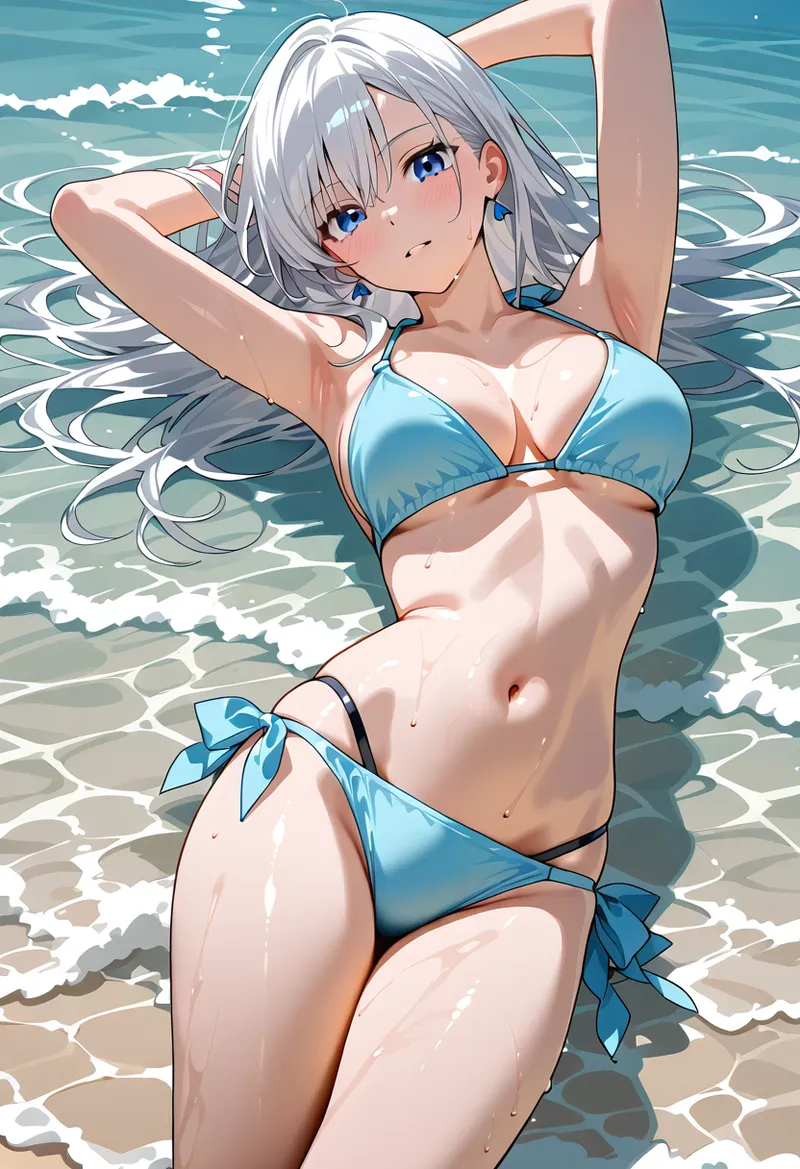 白髪をなびかせた美少女が、透き通る海辺で両腕を上げてリラックスする姿を描いたイラスト。青と白のビキニと波打つ海の色合いが涼やかな夏の情景を演出しています。