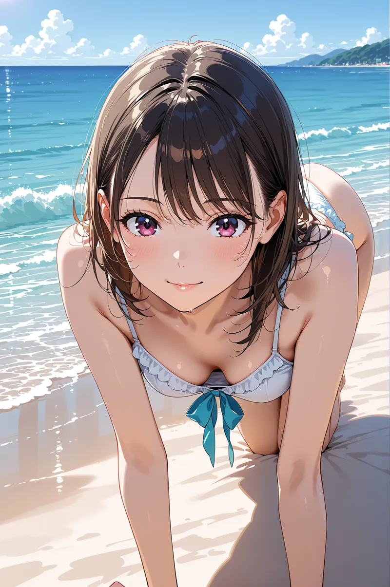 紫紅色の瞳と黒髪が印象的な少女が、白砂のビーチで爽やかな笑顔を見せています。青い空と澄んだ海を背景に、夏日の光に包まれた明るく穏やかな雰囲気のアニメ調イラストです。
