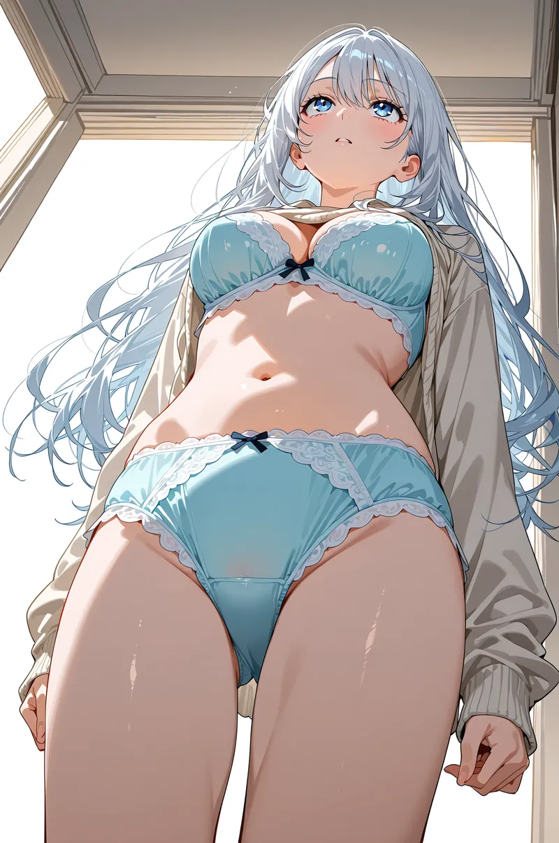 明るい窓から光が注ぎ込む室内で、優美に立つ銀髪の美少女を描いたアニメ調イラストです。青と白のレースで彩られた衣装と、柔らかな表情が印象的な作品。