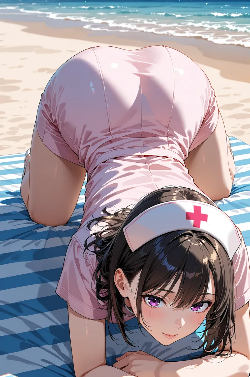 紺碧の海と白い砂浜を背景に、ナース衣装を思わせるピンクの衣服で寛ぐ美少女が、優しい笑顔で視線を向けています。明るい光が肌を柔らかく照らし、アニメ調の繊細な表情が引き立つ一枚です。