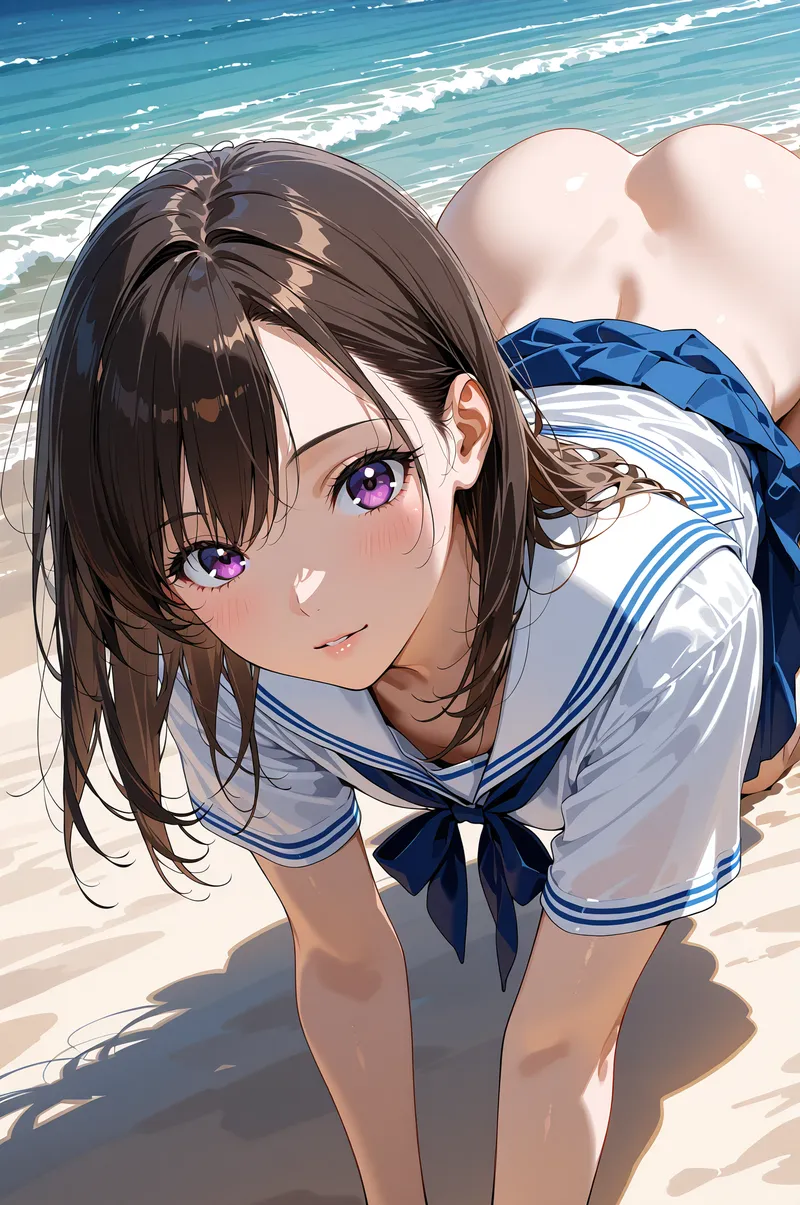 紫色の瞳が印象的な少女が、青い海を背景に笑顔を見せるアニメ調イラストです。白と紺のセーラー服に身を包み、砂浜で柔らかな日差しを浴びながら、親しみやすい表情で視線を向けています。
