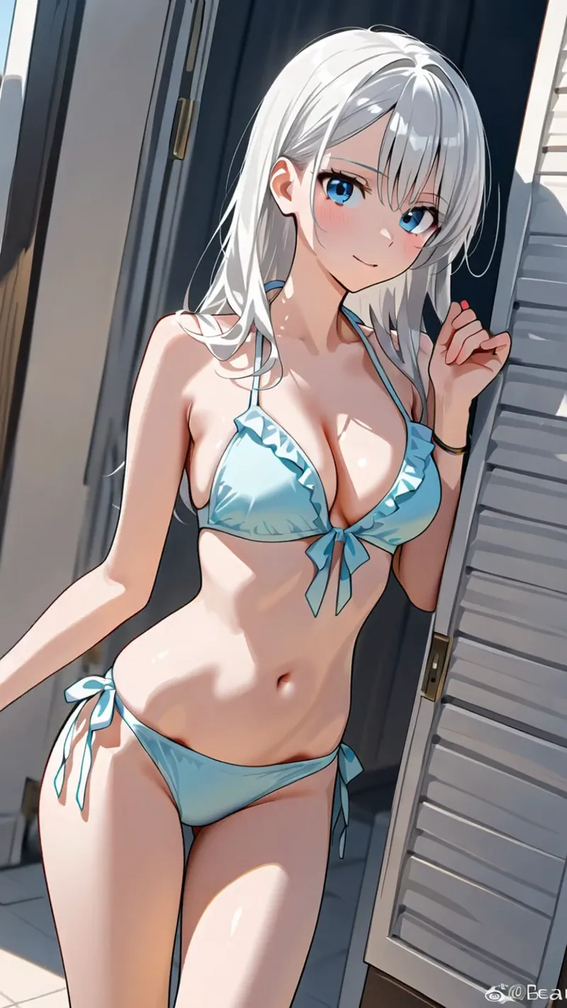 爽やかな白銀髪とブルーの帽子が特徴的な美少女が、水色のビーチウェアを身に纏い、室内の窓辺で優しく微笑むアニメ調イラスト。明るい陽光と背景のモダンな空間が、涼しげで洗練された雰囲気を引き出しています。