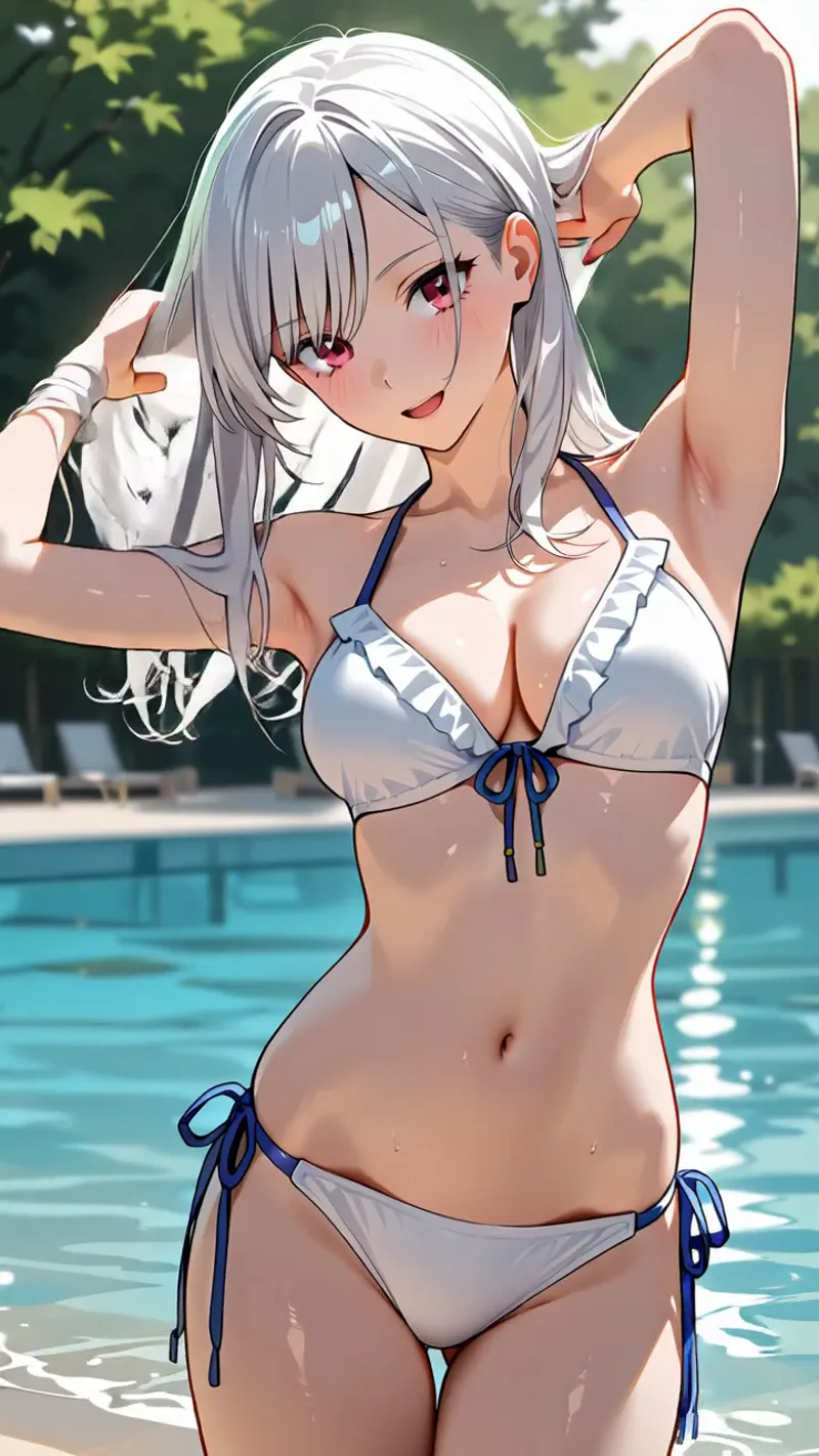 青い瞳と銀髪が美しい少女がプールサイドで髪を整える姿を描いたアニメ調イラストです。爽やかな夏の日差しと清涼感あふれる背景が、穏やかな表情の人物描写を引き立てています。