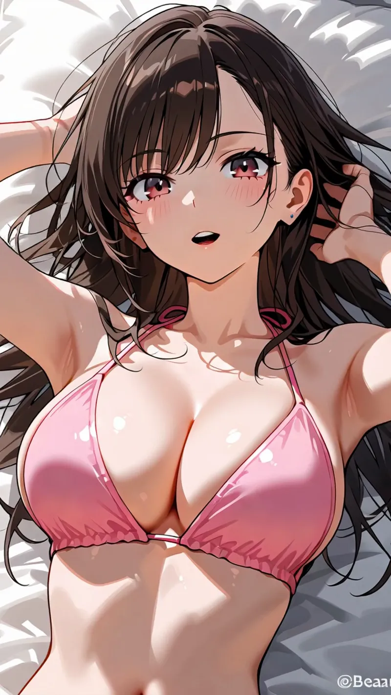 褐色肌にピンク系水着を身につけた美少女のアニメ調イラスト。柔らかな日差しを受けた明るい背景の中で、黒髪ロングの髪がふわりと流れ、瞳に光が宿った爽やかな表情が印象的です。