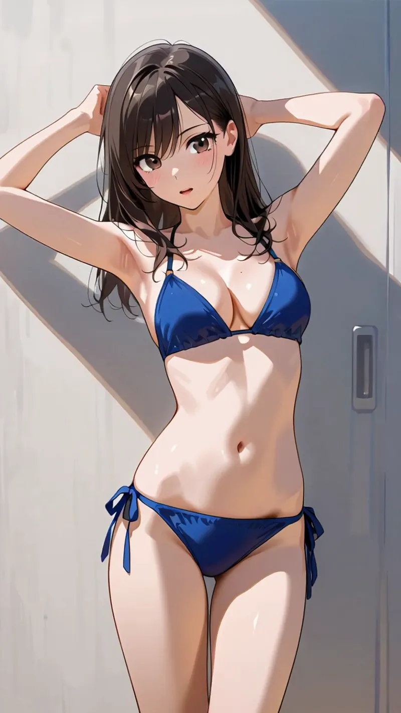 白い壁を背景に、青いビキニを身につけた黒髪の美少女が両手を頭に上げ、穏やかな表情で佇む。柔らかな日差しが肌を照らす、アニメ調の上品なイラストです。