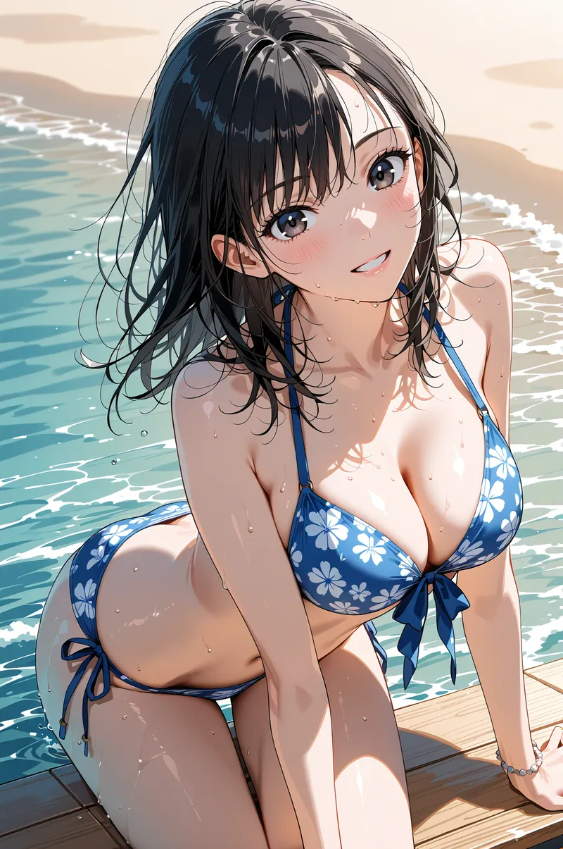 海辺のデッキで黒髪をなびかせ、爽やかな笑顔を見せる美少女のアニメ調イラスト。青と白の花柄ビキニと透明感のある肌、清潔な海の背景が夏の開放感を表現しています。
