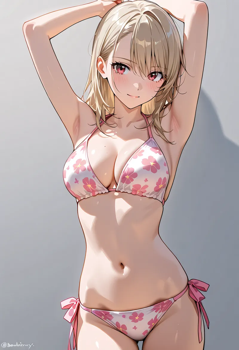 淡い金髪と赤紫の瞳を持つアニメ調の美少女が、ピンク色の花柄水着姿で優雅に腕を上げるポーズを決めています。柔らかな肌色と落ち着いた背景が特徴の、爽やかな夏イラスト作品です。