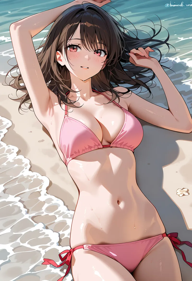 砂浜で波打ち際に佇む黒髪の美少女。ピンク色のビキニ姿で、髪を優雅にまとめながら柔らかな笑顔を浮かべています。海の青と砂の温もりが調和した夏らしい一枚です。