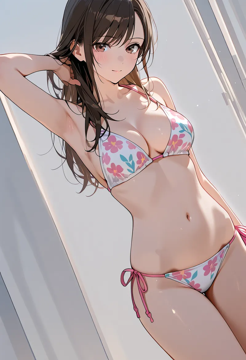 淡いグレーの背景で、花柄入りの水着姿の長髪美少女が片腕を頭へ上げたポーズで微笑んでいます。柔らかい光と優雅な構図が特徴的な夏のグラビアイラスト。