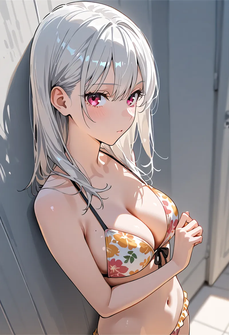 明るい室内で佇む銀髪の少女を描いたアニメイラストです。花柄の衣装と優しい表情、ピンク色の瞳が印象的で、自然な光の陰影が柔らかく表現されています。