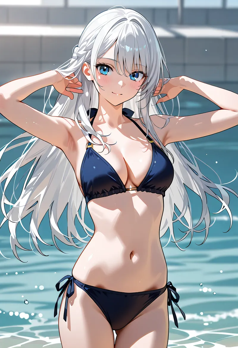 銀色に輝く長い髪と澄んだ青い瞳が印象的な美少女が、紺色の水着姿で海辺に立つアニメ調イラストです。爽やかな夏の光と水の表情が描かれた背景で、リラックスした表情と上げた腕のポーズが魅力的に演出されています。