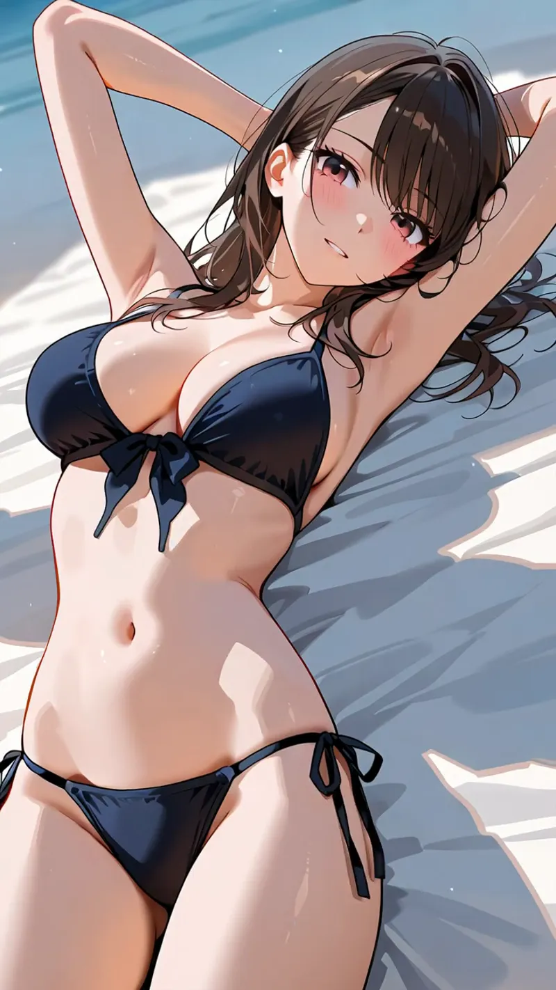 青空と砂浜を背景に、濃紺のビキニを身に纏った黒髪の美少女が寛ぐ姿を描いたアニメ調イラストです。腕を優雅に上げたリラックスした表情と、明るい光の下で柔らかく輝く肌が印象的です。