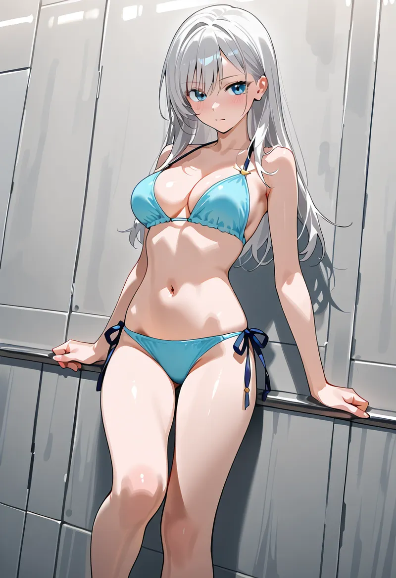 明るい室内の窓辺に佇む銀髪の少女が、涼しげなブルーの水着姿で魅力的な表情を見せるアニメ調イラストです。清潔感あふれる背景と透明感のある肌の描写が印象的な作品。